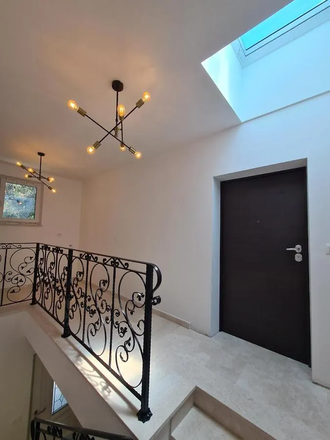 White & Black Pula Apartment