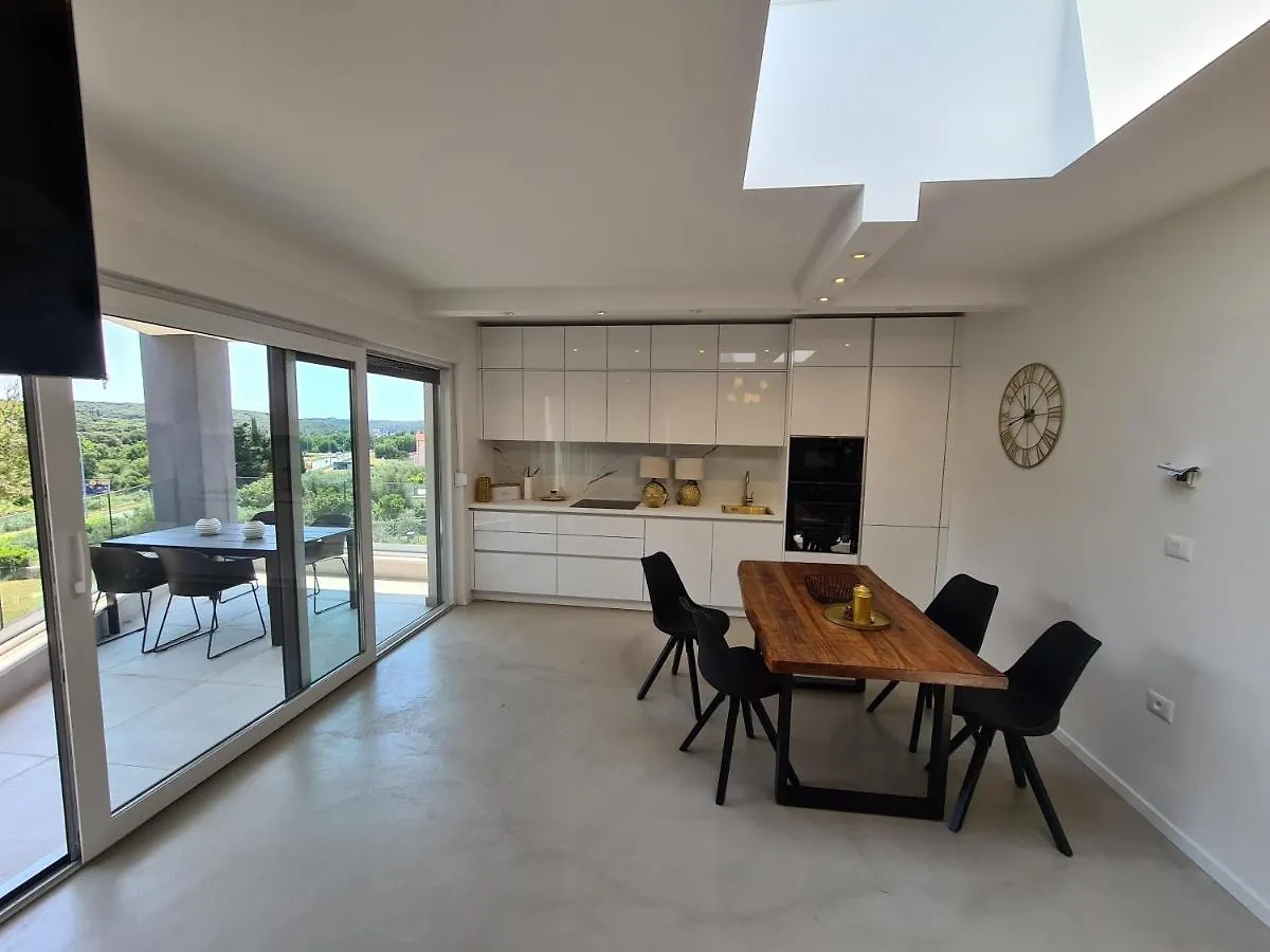 White & Black Pula Apartment
