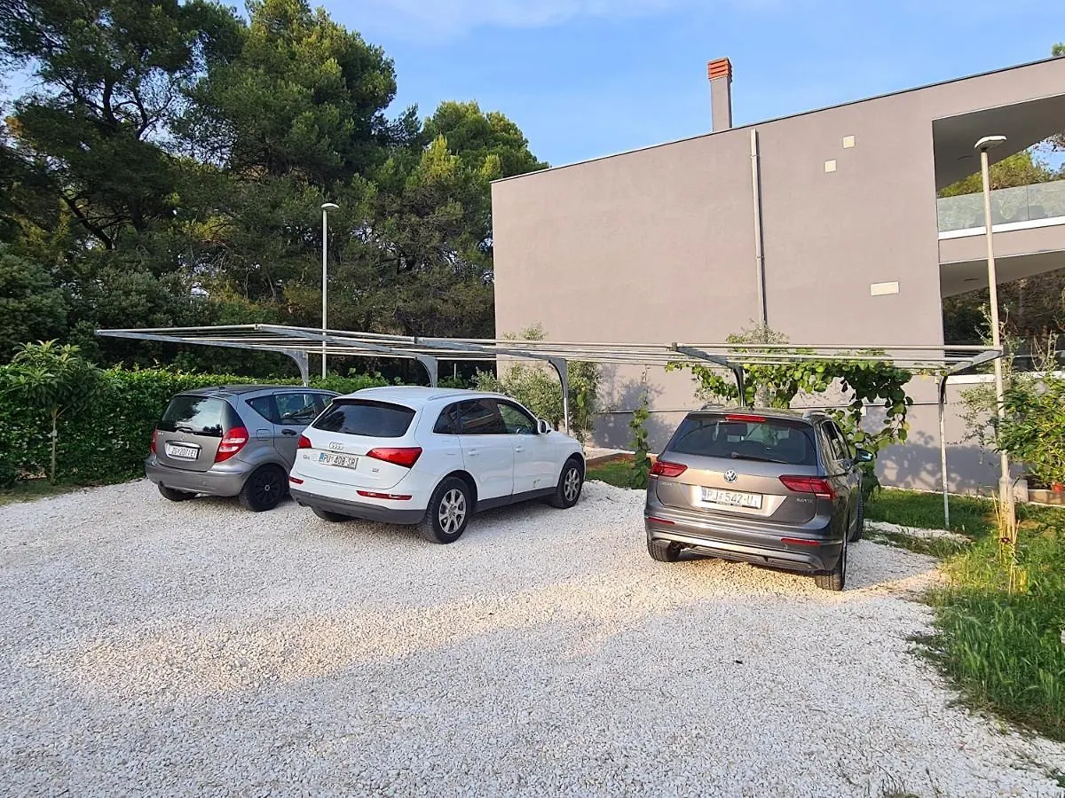 Apartment White & Black Pula