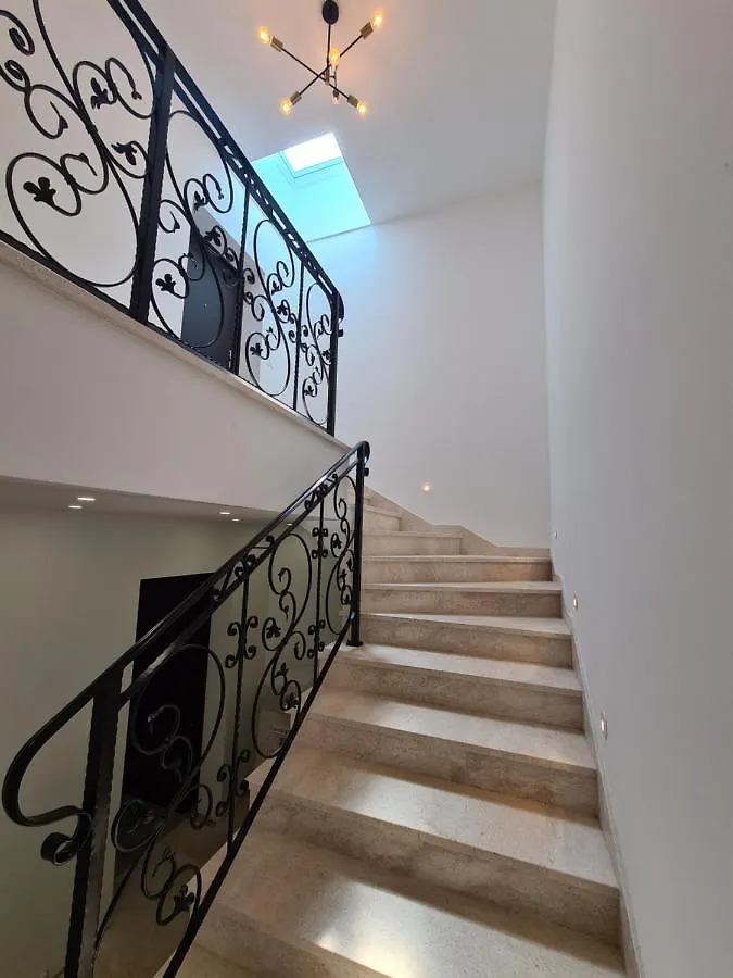 Apartment White & Black Pula