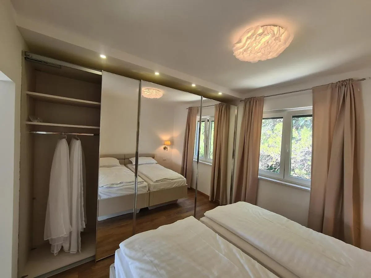 Apartment White & Black Pula